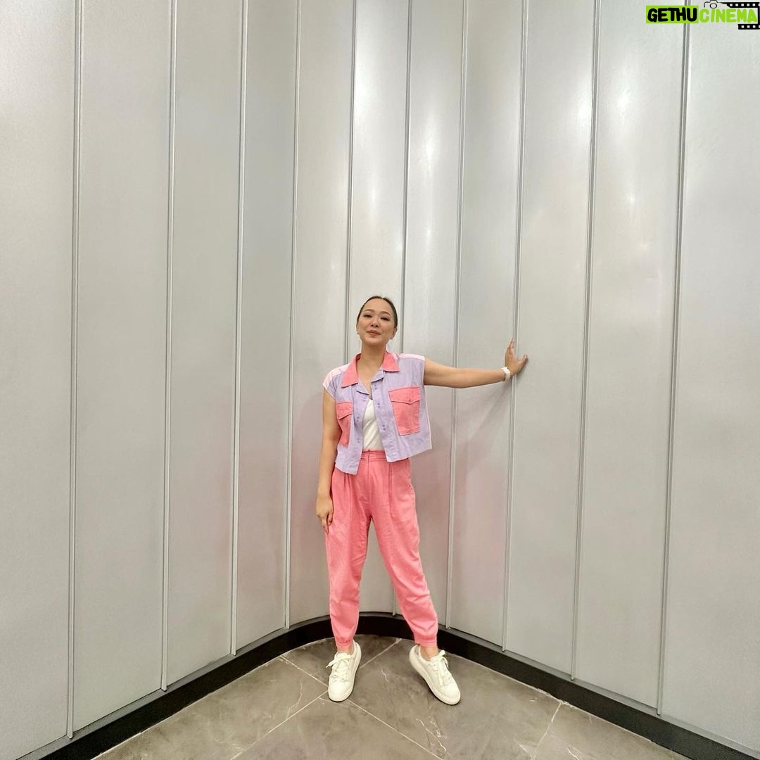 Yuanita Christiani Instagram - outfit yang sungguh menggambarkan suasana hati hari ini. Ceriaaaaa😊🌸 . Outfit @ariellainstyle