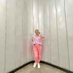 Yuanita Christiani Instagram - outfit yang sungguh menggambarkan suasana hati hari ini. Ceriaaaaa😊🌸 . Outfit @ariellainstyle