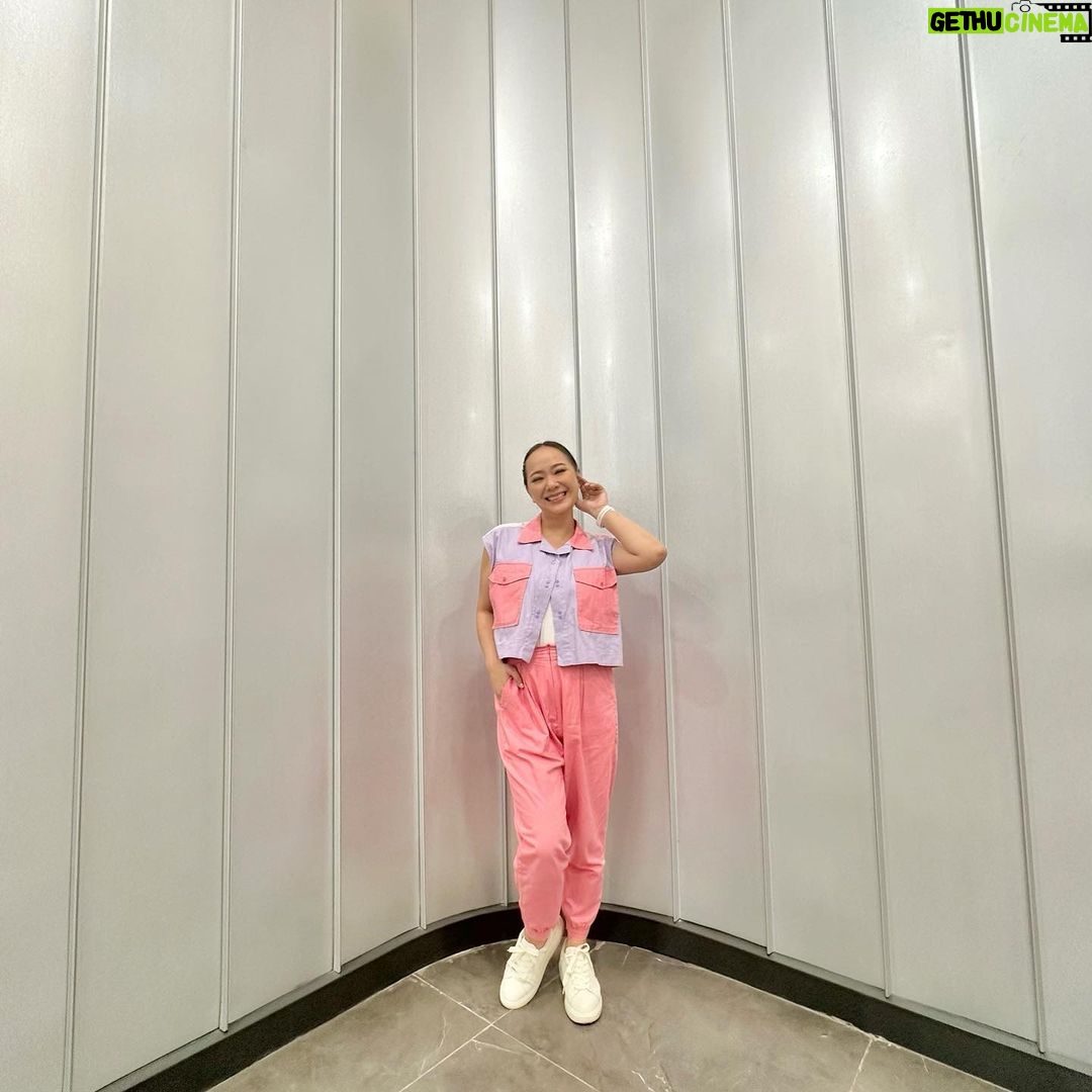 Yuanita Christiani Instagram - outfit yang sungguh menggambarkan suasana hati hari ini. Ceriaaaaa😊🌸 . Outfit @ariellainstyle