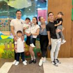 Yuanita Christiani Instagram - Ini kan yang kalian tunggu-tunggu wahai netijen🤣 Seneng banget banget dari single sama-sama, nyari jodoh bareng, nikah bareng, sekarang beranak pinak bareng hihihi Obrolannya udah bukan mau nongkrong dimana & pake baju apa, sekarang bahasannya mau ke playground mana nih🤣. So grateful for our friendship❤️