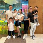 Yuanita Christiani Instagram - Ini kan yang kalian tunggu-tunggu wahai netijen🤣 Seneng banget banget dari single sama-sama, nyari jodoh bareng, nikah bareng, sekarang beranak pinak bareng hihihi Obrolannya udah bukan mau nongkrong dimana & pake baju apa, sekarang bahasannya mau ke playground mana nih🤣. So grateful for our friendship❤️