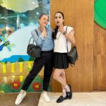 Yuanita Christiani Instagram - Ini kan yang kalian tunggu-tunggu wahai netijen🤣 Seneng banget banget dari single sama-sama, nyari jodoh bareng, nikah bareng, sekarang beranak pinak bareng hihihi Obrolannya udah bukan mau nongkrong dimana & pake baju apa, sekarang bahasannya mau ke playground mana nih🤣. So grateful for our friendship❤️