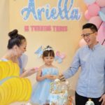 Yuanita Christiani Instagram - Akhirnya hari yang ditunggu-tunggu ayiewa datang juga❤️ @ariellalenorawiguna special request dari yang ulang tahun temanya maunya Cinderella, warna harus blue & pink, characters yang wajib ada pokoknya sesuai request yang mulia🤣