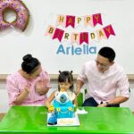 Yuanita Christiani Instagram - Wohoooo!!!Happy 3rd Birthday to our loveliest daughter Ariella Lenora Wiguna . Ariella seneng banget bisa ngerayain birthday untuk pertama kalinya di sekolah bareng teman-teman satu kelasnya. Bahagia & sehat-sehat terus ya cintaku sedunia❤️ @ariellalenorawiguna #crazyINlovewithYU #AriellaLenoraWiguna . thank you for the pretty cake @sweet_escape_pastry @alvinaharyadi