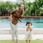 Yuanita Christiani Instagram - Adududuuhh... anak gadis pak Indra mulai banyak tingkah🤣 juara banget deh ini @sweet.escape jepretnya hahaha. Ini baru sebagian kecil, masih buanyaakk banget yang bikin gemes sampe pusing mau post yang mana, helep!🤣 Slide berapa yang paling gemoy?