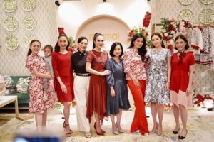 Yuanita Christiani Instagram - Barisan tim hore! Banyak selamat buat @minimal_stores X @sandradewi88 💃👏
