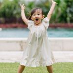 Yuanita Christiani Instagram - Adududuuhh... anak gadis pak Indra mulai banyak tingkah🤣 juara banget deh ini @sweet.escape jepretnya hahaha. Ini baru sebagian kecil, masih buanyaakk banget yang bikin gemes sampe pusing mau post yang mana, helep!🤣 Slide berapa yang paling gemoy?