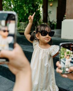 Yuanita Christiani Instagram - Adududuuhh... anak gadis pak Indra mulai banyak tingkah🤣 juara banget deh ini @sweet.escape jepretnya hahaha. Ini baru sebagian kecil, masih buanyaakk banget yang bikin gemes sampe pusing mau post yang mana, helep!🤣 Slide berapa yang paling gemoy?