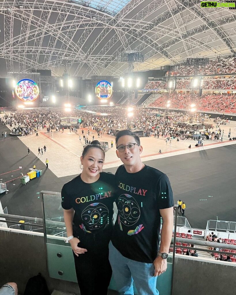 Yuanita Christiani Instagram - Salam sobat martin! #coldplaysingapore . 👚 @viviang.collection National Stadium, Singapore