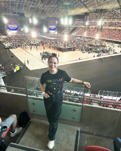 Yuanita Christiani Instagram - Salam sobat martin! #coldplaysingapore . 👚 @viviang.collection National Stadium, Singapore