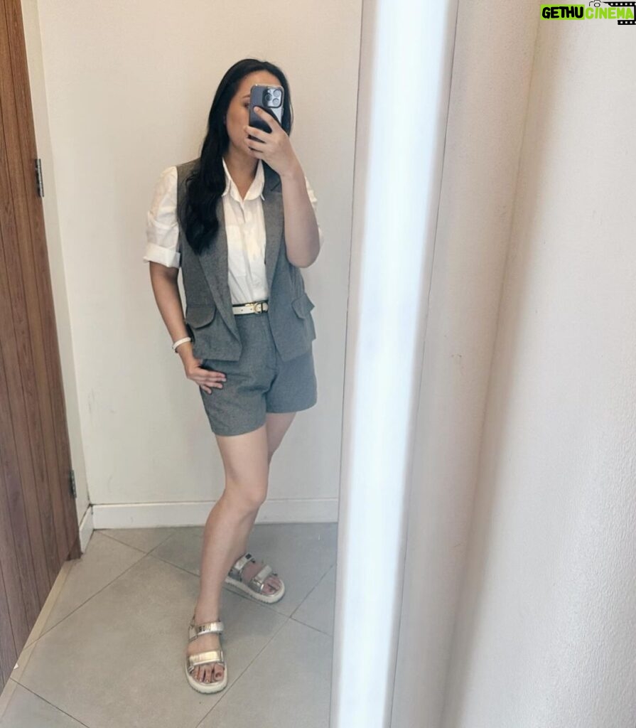 Yuanita Christiani Instagram - Habis stress terbitlah stress yang baru. Mari bangkitkan mood hari baru pake outfit kece . Vest & Pants @do.style.official @dagnesia