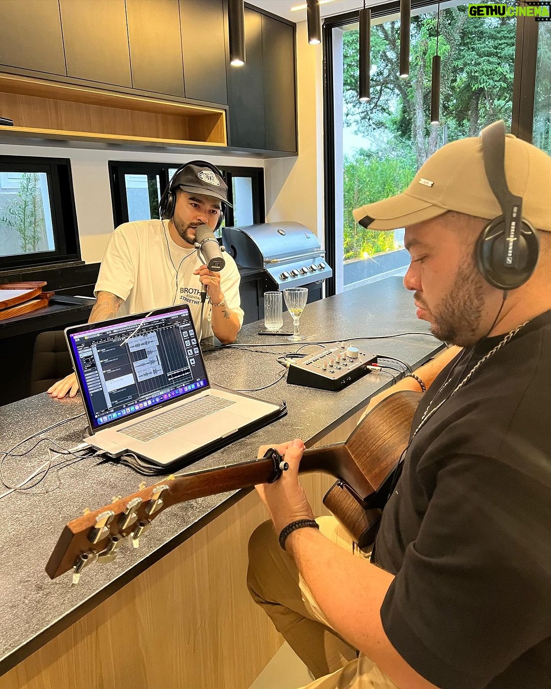 Yudi Tamashiro Instagram - Eu disse que não voltaria a cantar, só que não sou mais eu quem vivo, mas Cristo vive em mim! E usarei todas as forças e recursos pra falar o que Deus fez em mim! Aqui em casa Produzindo algo incrível com meu parceiro @edoliveroficial 🎧 SORRINDO POR DENTRO E POR FORA ❤️ Alphaville