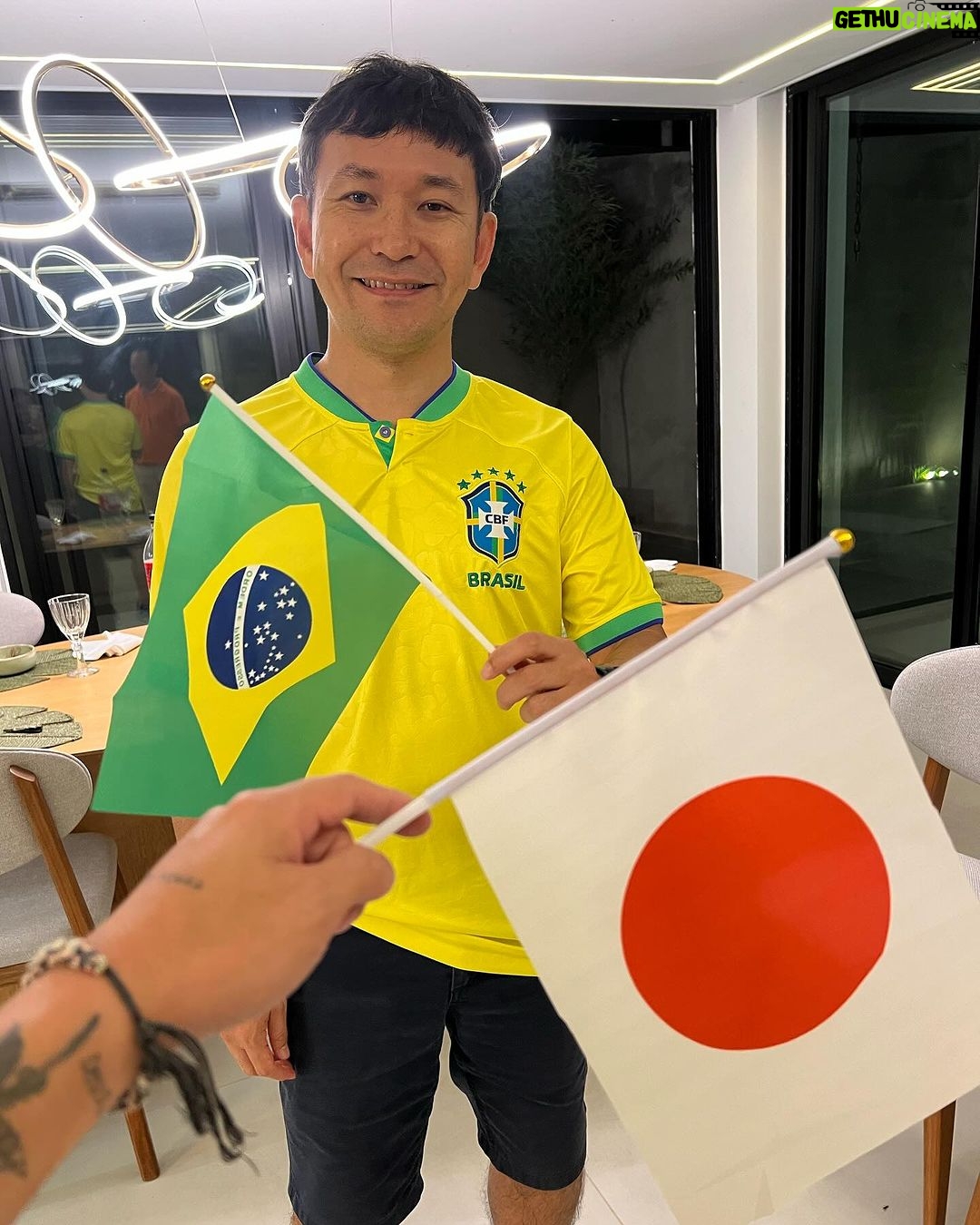 Yudi Tamashiro Instagram - Honrado em receber em minha residência o Cônsul do Japão🇯🇵 Sr. Hiroyuki Ide, que fez um belo trabalho e se despede do Brasil 🇧🇷 para uma nova missão. Participaram também da despedida o Sr. Valter Sassaki e @marcotoguchi , representando o @bunkyodigital , e o diplomata @dr.luiz.teixeira @rody_jp No final da reunião tive a oportunidade de dar de presente ao cônsul uma Bíblia e tenho certeza que esse momento foi preparado por Deus, pois Ele tem feito coisas extraordinárias. Obrigado, SENHOR! 🇧🇷🇯🇵 Alphaville