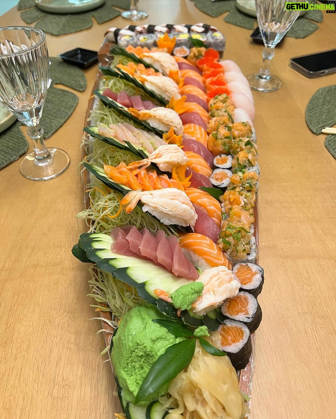 Yudi Tamashiro Instagram - Honrado em receber em minha residência o Cônsul do Japão🇯🇵 Sr. Hiroyuki Ide, que fez um belo trabalho e se despede do Brasil 🇧🇷 para uma nova missão. Participaram também da despedida o Sr. Valter Sassaki e @marcotoguchi , representando o @bunkyodigital , e o diplomata @dr.luiz.teixeira @rody_jp No final da reunião tive a oportunidade de dar de presente ao cônsul uma Bíblia e tenho certeza que esse momento foi preparado por Deus, pois Ele tem feito coisas extraordinárias. Obrigado, SENHOR! 🇧🇷🇯🇵 Alphaville