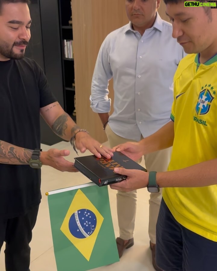 Yudi Tamashiro Instagram - Honrado em receber em minha residência o Cônsul do Japão🇯🇵 Sr. Hiroyuki Ide, que fez um belo trabalho e se despede do Brasil 🇧🇷 para uma nova missão. Participaram também da despedida o Sr. Valter Sassaki e @marcotoguchi , representando o @bunkyodigital , e o diplomata @dr.luiz.teixeira @rody_jp No final da reunião tive a oportunidade de dar de presente ao cônsul uma Bíblia e tenho certeza que esse momento foi preparado por Deus, pois Ele tem feito coisas extraordinárias. Obrigado, SENHOR! 🇧🇷🇯🇵 Alphaville