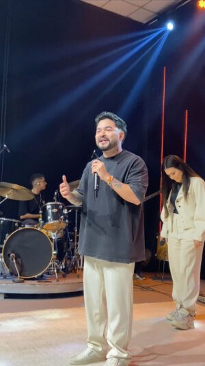 Yudi Tamashiro Instagram - A verdadeira felicidade não reside no que você recebe, mas sim em conhecer quem o presenteou e expressar gratidão por isso ❤️‍🔥