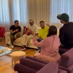 Yudi Tamashiro Instagram - E foi aqui nessa sala, com esse mesmo grupo que nasceu a música SIMPLESMENTE SOU 🖊️🎵 ❤️‍🔥 (link na bio)