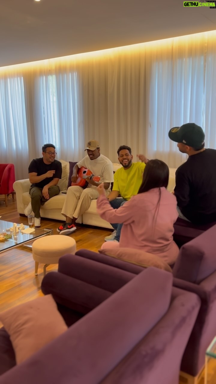 Yudi Tamashiro Instagram - E foi aqui nessa sala, com esse mesmo grupo que nasceu a música SIMPLESMENTE SOU 🖊️🎵 ❤️🔥 (link na bio)