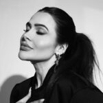 Yudi Tamashiro Instagram - Estou prestes a lançar a canção mais verdadeira que escrevi na minha vida, minha primeira música gospel, não apenas como uma transição de gênero, mas como a expressão mais sincera do meu coração. Cada batida, cada palavra, agora será dedicada a transmitir a mensagem do amor de Deus. Durante tanto tempo, fui a voz para tantas mulheres, dando força, entoando batidas animadas e letras contagiantes. Agora, sou chamada a ser a voz que ecoa a graça e a redenção que encontrei em Cristo. Neste novo momento, percebo que Deus me permitiu viver meus sonhos para que eu pudesse, agora, viver os sonhos dEle através de mim. Esta música é mais do que uma melodia; é meu testemunho em forma de canção. Relato como Deus se revelou em minha vida, narrando o processo e a transformação que Ele operou. Ao falar de quem Ele é, oro para que, através desta canção, muitas vidas sejam tocadas por esse amor. E que a mesma transformação que o Senhor fez em minha vida, faça na sua também… Faça o pré-save. Link na Bio 05/12/2023📌 QUEM NÃO VAI PERDER ESSE LANÇAMENTO? 🙌🏻🔥