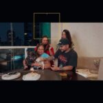 Yudi Tamashiro Instagram - Perguntei à minha mãe como ela gostaria de passar seu aniversário, e ela disse: “Quero uma pizza deliciosa para comemorar com meus netinhos 🐶😂 e quero dar muitas risadas amanhã no show do menino que faz fofoca com piadas 😂 @renatoalbani amanhã estaremos lá ❤️😂