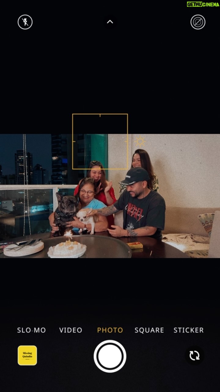 Yudi Tamashiro Instagram - Perguntei à minha mãe como ela gostaria de passar seu aniversário, e ela disse: “Quero uma pizza deliciosa para comemorar com meus netinhos 🐶😂 e quero dar muitas risadas amanhã no show do menino que faz fofoca com piadas 😂 @renatoalbani amanhã estaremos lá ❤️😂