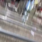 Yudi Tamashiro Instagram - Estou tão feliz com o que Deus tem feito em minha vida, contente por poder virar o ano em minha casa com minha família. Contudo, às 4:30 da manhã do dia 1, tudo mudou. Fiquei desesperado e triste ao saber o que estava acontecendo no Japão 🇯🇵 enquanto celebrávamos a virada aqui no Brasil. O Japão vive mais uma página de desespero. No primeiro vídeo, vocês conseguem me ver gravando um treinamento para terremoto. No segundo vídeo, é possível ver todos os japoneses colocando em prática o que foi aprendido. Ontem, o Japão enfrentou um terremoto de magnitude 7,6 com risco de tsunami, e eu aqui no Brasil, desesperado com minha família que mora no Japão. Cada passo que dou e cada conquista que Deus me concede me fazem entender e sentir a necessidade de me preparar financeira e espiritualmente para me dedicar 100% à obra que Deus me mandou fazer no Japão. Meu coração queima por este país. Peço orações pelo Japão neste momento difícil. 🙌🏻❤️‍🔥🇯🇵 Assistir ao vídeo da preparação para o terremoto e depois vê-los colocando em prática o que foi treinado me fez compreender e aprender com os japoneses que quem não leva a sério a preparação está se preparando para o fracasso. 🇯🇵 JAPÃO, ESTAMOS EM ORAÇÃO 🙌🏻 JAPAN