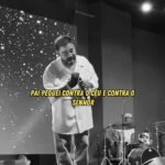 Yudi Tamashiro Instagram - LEIA COM ATENÇÃO🔥 Agora, ao refletirmos sobre a parábola do filho pródigo, podemos observar que o jovem reconheceu sua imprudência e impulsividade ao partir de casa. Quantas vezes nós também nos deixamos levar pelas emoções e buscamos a felicidade em lugares distantes, quando na verdade ela está mais próxima do que imaginamos, em nosso lar e na presença de DEUS. A verdadeira riqueza não se encontra em riquezas materiais, mas sim nos momentos simples à mesa com nossa família, agradecendo a Deus por suas bênçãos. O filho pródigo, desesperançoso e arrependido, decidiu voltar para casa, mesmo sem a garantia de ser recebido como filho novamente. Porém, ele conhecia o coração generoso de seu pai, que não apenas o acolheu de volta com amor, mas também celebrou sua volta com festa e alegria. Na mesma medida, podemos reconhecer que muitas vezes buscamos culpados externos por nossos problemas, quando na verdade somos nós mesmos que erramos. Longe do amor e da graça de Deus, carregamos o fardo de nossos pecados. No entanto, como o pai amoroso na parábola, Deus nos espera de braços abertos, pronto para nos perdoar e nos restaurar. Então, ao olharmos para a parábola do filho pródigo, podemos encontrar não apenas uma lição de arrependimento e perdão, mas também um convite para voltarmos para os braços do Pai, onde encontraremos verdadeira alegria 🙌🏻 São Paulo, Brazil