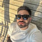 Yudi Tamashiro Instagram - Às vezes, é preciso parar, desacelerar, fechar a boca e não dizer nada. Ficar sentado em um lugar bem arejado, onde o vento possa bater no rosto e a brisa suave venha refrescar a alma cansada. É preciso olhar por um tempo o céu azul enfeitado com nuvens brancas como algodão. Ficar assim, sem fazer nada, sem pensar no ontem, nem no amanhã, e, se possível, nem no agora. É necessário respirar profundamente e lentamente, perceber que tudo ao redor é uma obra de arte bem trabalhada e que estar vivo é um presente de DEUS ❤️ JAPAN ARIGATOU POR ESTA PAZ 🇯🇵 Minatomirai Yokohama