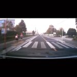 Yudi Tamashiro Instagram - Educação no Japão 🇯🇵 Neste vídeo, podemos testemunhar a educação desde os primeiros anos de vida. Duas crianças atravessam a rua e, ao chegarem do outro lado, inclinam suas cabeças como sinal de respeito. Essa atitude é observada em todos os lugares que visitamos, e a etiqueta japonesa nos impressiona. Isso ocorre porque eles aprendem desde cedo o valor de serem exemplos para o mundo. Nas escolas japonesas, os estudantes não realizam provas até o quarto ano (com 10 anos de idade). Eles passam por pequenas avaliações durante os primeiros anos. Acredita-se que nos três primeiros anos, o objetivo da escola não é avaliar o conhecimento das crianças, mas sim cultivar boas maneiras e desenvolver seu caráter. As crianças são ensinadas a respeitar os outros e a demonstrar gentileza com animais e a natureza. Além disso, aprendem sobre generosidade, compaixão, empatia, autocontrole, coragem e justiça. Os estudantes japoneses raramente faltam às aulas, e impressionantemente, cerca de 91% dos alunos do Japão relataram que nunca ou quase nunca negligenciam o que o professor ensina. Em que outro país do mundo podemos encontrar estatísticas tão notáveis?