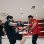 Yudi Tamashiro Instagram - Ainda bem que antes de sair do Brasil, passei na melhor loja de Sport @lojaupsports 🥊 e peguei várias roupas. Porque esse treino de #kickboxing com um dos maiores lutadores aqui do Japão, @danilozanolini não estava no cronograma 😂🇯🇵🇧🇷 Video: @whois4llan 🎥