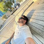 Yudi Tamashiro Instagram - Às vezes, é preciso parar, desacelerar, fechar a boca e não dizer nada. Ficar sentado em um lugar bem arejado, onde o vento possa bater no rosto e a brisa suave venha refrescar a alma cansada. É preciso olhar por um tempo o céu azul enfeitado com nuvens brancas como algodão. Ficar assim, sem fazer nada, sem pensar no ontem, nem no amanhã, e, se possível, nem no agora. É necessário respirar profundamente e lentamente, perceber que tudo ao redor é uma obra de arte bem trabalhada e que estar vivo é um presente de DEUS ❤️ JAPAN ARIGATOU POR ESTA PAZ 🇯🇵 Minatomirai Yokohama