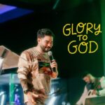 Yudi Tamashiro Instagram - Ontem, no evento @gospelmente vivenciamos momentos de fé, adoração e união. Jovens de corações abertos se reuniram para louvar e compartilhar o amor de Deus. Preparando uma geração para a volta de Cristo. 🙌🏻🌍🔥 Foto: @rafasanfilippo_ 📸 Curitiba, Paraná