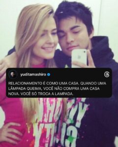 Yudi Tamashiro Instagram - NÃO DESISTA, POIS JÁ TROCAMOS MUITAS LÂMPADAS JUNTOS E HOJE VEMOS QUE VALEU A PENA PERSISTIR NAQUILO QUE O SENHOR PLANEJOU PARA NOSSAS VIDAS. ❤️ VOCÊ ACREDITA NO AMOR??? Alphaville