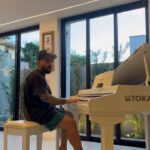 Yudi Tamashiro Instagram - Hoje, o dia começou um pouco estranho. Acordei e fui tomar café, e na frente da mesa, temos um piano. Algo veio à mente: “VOCÊ SEMPRE GOSTOU DO SOM do piano E SEMPRE ACHOU LINDO PESSOAS QUE TOCAM PIANO. Por que você nunca nem tentou tocar?” Acabei de tomar o meu café, sentei ao piano e comecei a brincar. Aos poucos, fui soltando os dedos, e quando percebi, já estava arriscando improvisos. Amei e continuarei. Sei que ainda está bem longe de ser profissional, só que entenda, não deixe ninguém fazer você desacreditar em si mesmo. Sempre tive vontade de tocar piano, mas sempre que comentei com pessoas próximas que queria tocar, sempre falavam: “Nossa, Yudi, é o instrumento mais difícil.” Por isso, nunca tentei. Hoje, entendi que não é sobre tocar bem ou mal, é sobre tocar e se sentir bem. ❤️ Curtiu??? Alphaville