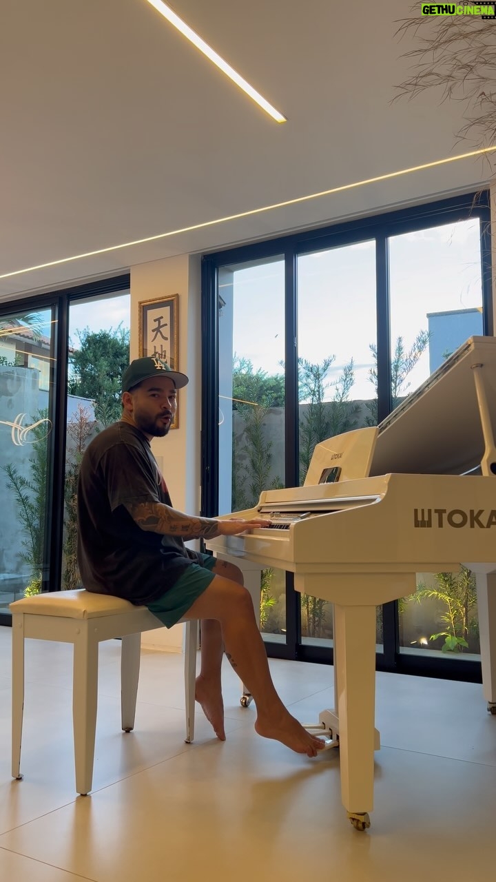 Yudi Tamashiro Instagram - Hoje, o dia começou um pouco estranho. Acordei e fui tomar café, e na frente da mesa, temos um piano. Algo veio à mente: “VOCÊ SEMPRE GOSTOU DO SOM do piano E SEMPRE ACHOU LINDO PESSOAS QUE TOCAM PIANO. Por que você nunca nem tentou tocar?” Acabei de tomar o meu café, sentei ao piano e comecei a brincar. Aos poucos, fui soltando os dedos, e quando percebi, já estava arriscando improvisos. Amei e continuarei. Sei que ainda está bem longe de ser profissional, só que entenda, não deixe ninguém fazer você desacreditar em si mesmo. Sempre tive vontade de tocar piano, mas sempre que comentei com pessoas próximas que queria tocar, sempre falavam: “Nossa, Yudi, é o instrumento mais difícil.” Por isso, nunca tentei. Hoje, entendi que não é sobre tocar bem ou mal, é sobre tocar e se sentir bem. ❤️ Curtiu??? Alphaville