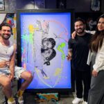 Yudi Tamashiro Instagram - Criei uma obra de arte para o casal Yudi e Mila, inspiração desde minha adolescência. Eles passaram por uma transformação radical em Deus, agora são uma referência iluminada por Deus, refletem sua sua vida, desde a história deles até a missão, fiz essa arte junto com eles na minha galeria @meuatelie.arterapia com elementos simbólicos e com a psicologia das cores para representar toda a história e missão deles. Eaii gostou? Você também pode ter uma arte assim, mande uma mensagem para o número : ‪+55 11 99440‑9398‬ Molduraria parceria: @kemoldura