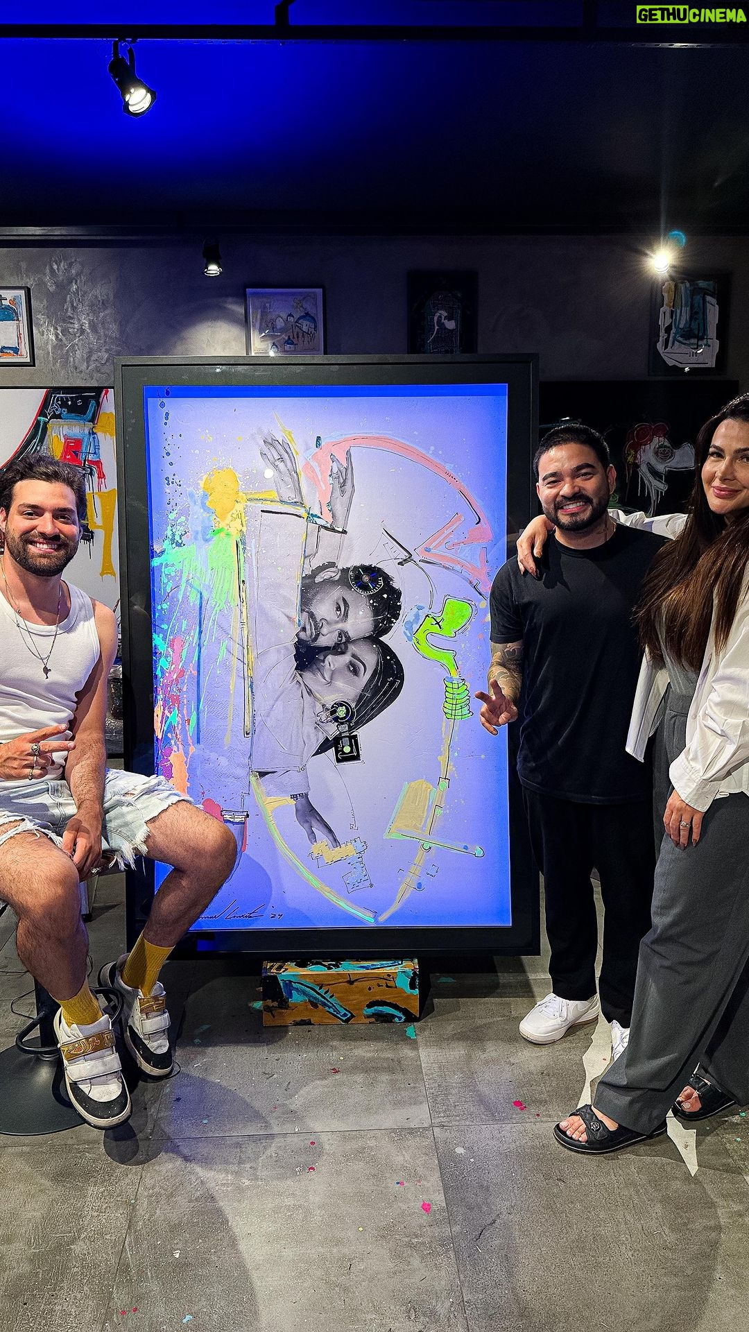 Yudi Tamashiro Instagram - Criei uma obra de arte para o casal Yudi e Mila, inspiração desde minha adolescência. Eles passaram por uma transformação radical em Deus, agora são uma referência iluminada por Deus, refletem sua sua vida, desde a história deles até a missão, fiz essa arte junto com eles na minha galeria @meuatelie.arterapia com elementos simbólicos e com a psicologia das cores para representar toda a história e missão deles. Eaii gostou? Você também pode ter uma arte assim, mande uma mensagem para o número : +55 11 99440‑9398 Molduraria parceria: @kemoldura