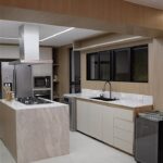 Yudi Tamashiro Instagram - Realmente a @nah.plan se destacou na marcenaria! Esta cozinha ficou incrível, com atenção especial aos detalhes, desde o design até as cores e a seleção das madeiras. Embora todos os espaços da casa ainda não estejam decorados, tudo parece bonito e completo. Um agradecimento a @zrz_metais pela incrível Cuba multifuncional; a @eumila fará um vídeo mostrando em breve. Também agradeço a @polomarmores por fornecer a pedra e à @marmoflix pelo capricho na escultura desta arte impressionante. Profissionais competentes realmente fazem toda a diferença no resultado. Não posso esquecer de agradecer à @casamimosaconceito que nos conectou à @tramontinadesign @tramontinaoficial e forneceu praticamente toda a cozinha, incluindo o incrível fogão, coifa, forno, microondas e lava-louça. Tudo de alta qualidade! A @eumila adora cozinhar, e eu adoro comer tudo o que ela faz. Com a cozinha nova, cada dia ela inventa uma receita diferente. Agradecemos muito à @tramontinadesign @tramontinaoficial por isso! ❤️ Vídeo: @paulorfcamargo @mellicamargo E VOCÊ CURTIU ESSE ANTES E DEPOIS??? Alphaville