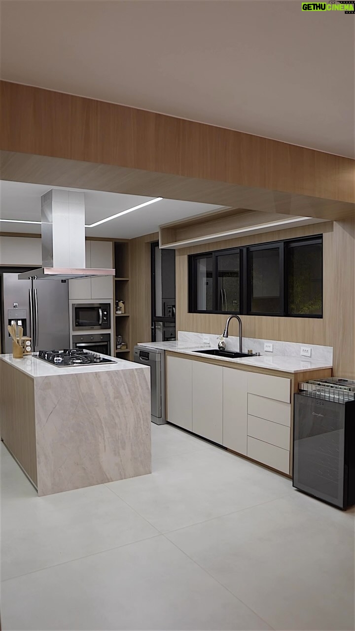 Yudi Tamashiro Instagram - Realmente a @nah.plan se destacou na marcenaria! Esta cozinha ficou incrível, com atenção especial aos detalhes, desde o design até as cores e a seleção das madeiras. Embora todos os espaços da casa ainda não estejam decorados, tudo parece bonito e completo. Um agradecimento a @zrz_metais pela incrível Cuba multifuncional; a @eumila fará um vídeo mostrando em breve. Também agradeço a @polomarmores por fornecer a pedra e à @marmoflix pelo capricho na escultura desta arte impressionante. Profissionais competentes realmente fazem toda a diferença no resultado. Não posso esquecer de agradecer à @casamimosaconceito que nos conectou à @tramontinadesign @tramontinaoficial e forneceu praticamente toda a cozinha, incluindo o incrível fogão, coifa, forno, microondas e lava-louça. Tudo de alta qualidade! A @eumila adora cozinhar, e eu adoro comer tudo o que ela faz. Com a cozinha nova, cada dia ela inventa uma receita diferente. Agradecemos muito à @tramontinadesign @tramontinaoficial por isso! ❤️ Vídeo: @paulorfcamargo @mellicamargo E VOCÊ CURTIU ESSE ANTES E DEPOIS??? Alphaville