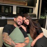 Yudi Tamashiro Instagram - Realmente, somos a prova viva de que Deus transforma histórias. Há muitos anos, éramos apenas dois adolescentes apaixonados, cheios de sonhos. No meio desse caminho louco da vida, nos separamos, vivendo experiências diferentes. Hoje, estamos aqui, evidenciando que, mesmo nós, pobres pecadores, podemos esquecer uma oração antiga ou um sonho, mas Deus nunca esquece; Ele realiza no tempo certo e da maneira certa. Com este testemunho, peço que confie tudo a Ele e descanse. Deus pode todas as coisas, e tudo que Ele determinar acontecerá. Ele é fiel e sempre cumpre Sua palavra. Esteja com ouvidos sensíveis para ouvir Sua voz e compreender o que Ele reserva para você. ❤️ Vídeo: @paulorfcamargo @mellicamargo 🎥 Alphaville