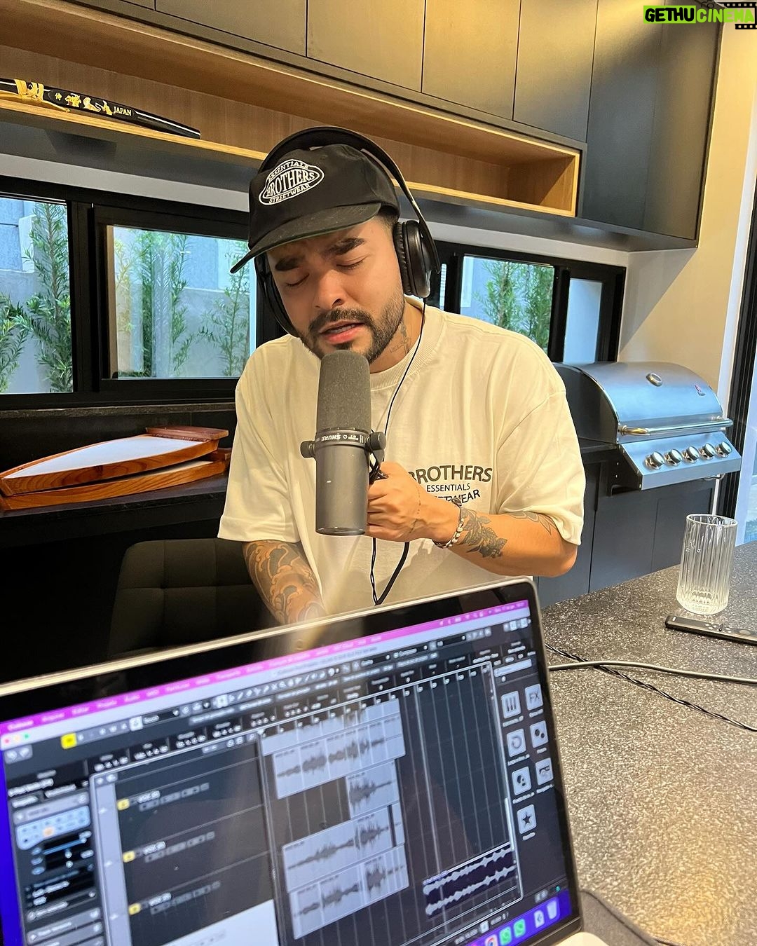 Yudi Tamashiro Instagram - Eu disse que não voltaria a cantar, só que não sou mais eu quem vivo, mas Cristo vive em mim! E usarei todas as forças e recursos pra falar o que Deus fez em mim! Aqui em casa Produzindo algo incrível com meu parceiro @edoliveroficial 🎧 SORRINDO POR DENTRO E POR FORA ❤️ Alphaville