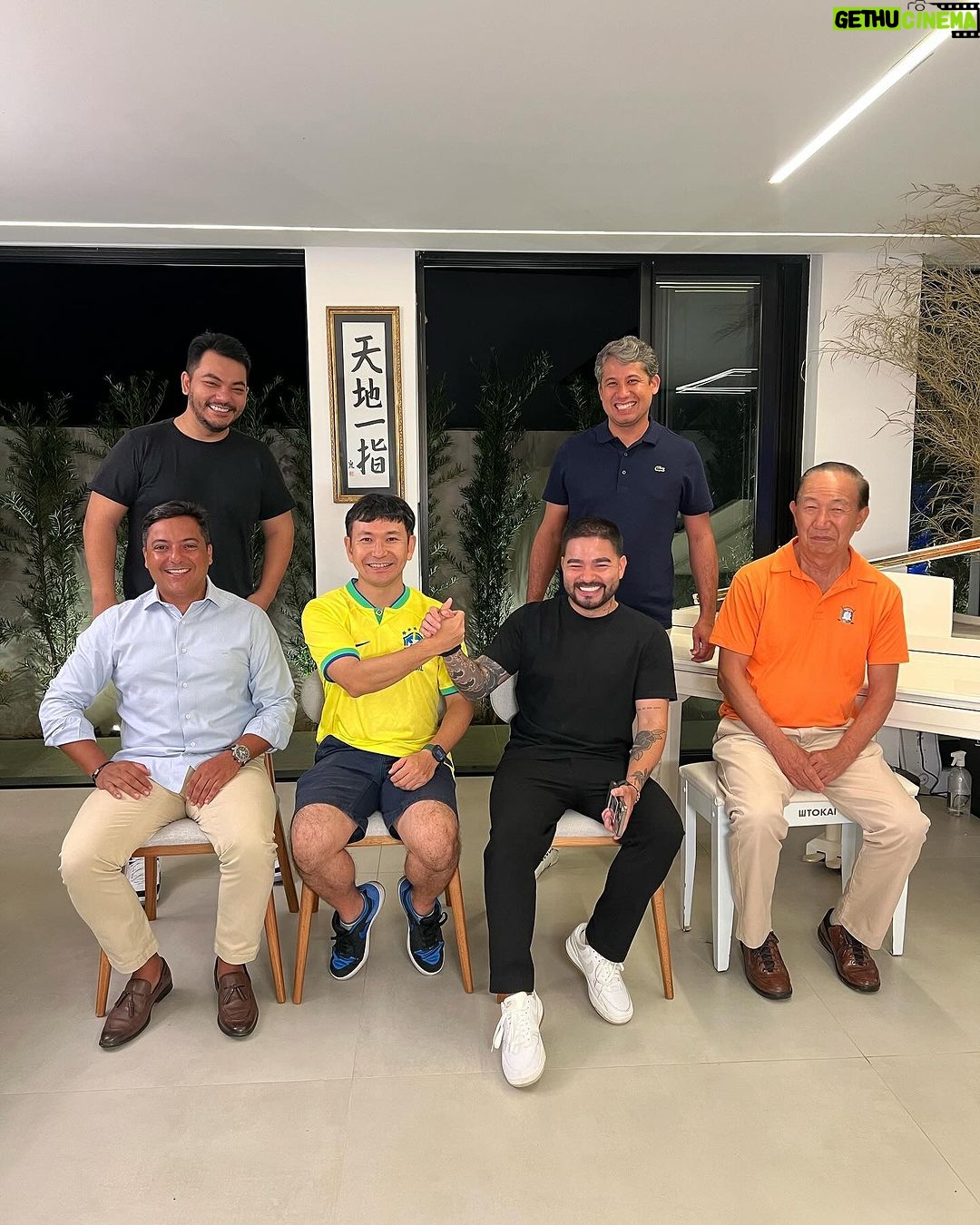 Yudi Tamashiro Instagram - Honrado em receber em minha residência o Cônsul do Japão🇯🇵 Sr. Hiroyuki Ide, que fez um belo trabalho e se despede do Brasil 🇧🇷 para uma nova missão. Participaram também da despedida o Sr. Valter Sassaki e @marcotoguchi , representando o @bunkyodigital , e o diplomata @dr.luiz.teixeira @rody_jp No final da reunião tive a oportunidade de dar de presente ao cônsul uma Bíblia e tenho certeza que esse momento foi preparado por Deus, pois Ele tem feito coisas extraordinárias. Obrigado, SENHOR! 🇧🇷🇯🇵 Alphaville