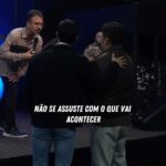 Yudi Tamashiro Instagram - LEIA ESSA LEGENDA COM ATENÇÃO: No dia 20 de outubro de 2023, eu, @eumila, @davigoncalvesjp, @brunoondadura, e outros irmãos na fé fomos às ruas de Nagoya, no Japão, para pregar a palavra de Deus aos japoneses 🇯🇵. 4 meses depois, recebi este vídeo. Um japonês que nos ouviu pregando procurou a igreja @mevamchubujapan do meu irmão @davigoncalvesjp, e entregou sua vida a JESUS. 👉🏻O JAPONÊS DISSE: “ESSE É O MELHOR LUGAR DO MUNDO E VOCÊS ME CHAMARAM DE FAMÍLIA! AGORA, EU TENHO UMA FAMÍLIA ❤️.” Meu coração se enche de alegria ao ver que Deus agiu novamente. Neste evangelismo, muitos japoneses ouviram, e apenas um voltou para entregar sua vida a JESUS. Isso é suficiente para eu querer voltar e continuar o que começamos. Às vezes, Deus age em 1 dia, em 4 meses, ou até em 10 anos. Nunca duvide de que Deus continua agindo. Não desista de cumprir o que Deus te pediu, mesmo que demore. Você não precisa de confirmação dos homens para saber que está fazendo a coisa certa. Deus conhece seu coração e te ajudará a cumprir essa missão. Hoje, tenho milhões de seguidores no Instagram vendo minhas postagens. No entanto, minha verdadeira felicidade é que milhões e milhões aceitem a Jesus e ajudem a compartilhar a palavra de Deus ❤️‍🔥. NÃO PARE 🇧🇷🇯🇵.