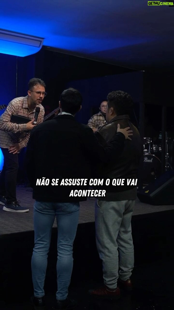 Yudi Tamashiro Instagram - LEIA ESSA LEGENDA COM ATENÇÃO: No dia 20 de outubro de 2023, eu, @eumila, @davigoncalvesjp, @brunoondadura, e outros irmãos na fé fomos às ruas de Nagoya, no Japão, para pregar a palavra de Deus aos japoneses 🇯🇵. 4 meses depois, recebi este vídeo. Um japonês que nos ouviu pregando procurou a igreja @mevamchubujapan do meu irmão @davigoncalvesjp, e entregou sua vida a JESUS. 👉🏻O JAPONÊS DISSE: “ESSE É O MELHOR LUGAR DO MUNDO E VOCÊS ME CHAMARAM DE FAMÍLIA! AGORA, EU TENHO UMA FAMÍLIA ❤️.” Meu coração se enche de alegria ao ver que Deus agiu novamente. Neste evangelismo, muitos japoneses ouviram, e apenas um voltou para entregar sua vida a JESUS. Isso é suficiente para eu querer voltar e continuar o que começamos. Às vezes, Deus age em 1 dia, em 4 meses, ou até em 10 anos. Nunca duvide de que Deus continua agindo. Não desista de cumprir o que Deus te pediu, mesmo que demore. Você não precisa de confirmação dos homens para saber que está fazendo a coisa certa. Deus conhece seu coração e te ajudará a cumprir essa missão. Hoje, tenho milhões de seguidores no Instagram vendo minhas postagens. No entanto, minha verdadeira felicidade é que milhões e milhões aceitem a Jesus e ajudem a compartilhar a palavra de Deus ❤️🔥. NÃO PARE 🇧🇷🇯🇵.