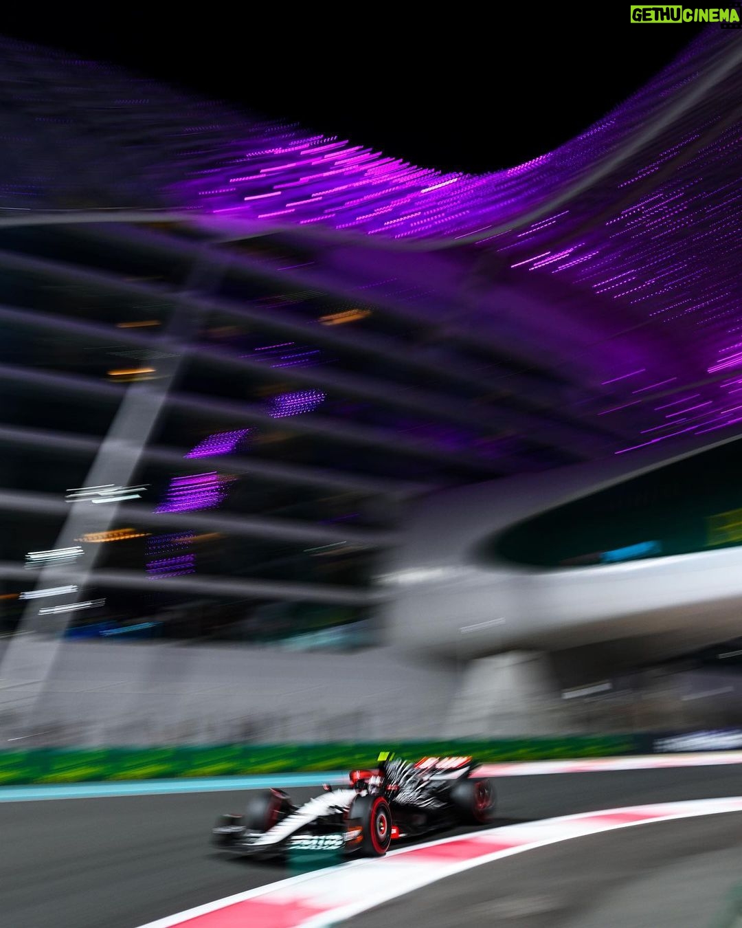 Yuki Tsunoda Instagram - Big smile after that one! P6 for the final race of the year! ✌️ Yas Marina Circuit