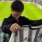 Yuki Tsunoda Instagram - Seeing your name on a Juventus shirt is always something special 🤍🖤 Allianz Stadium