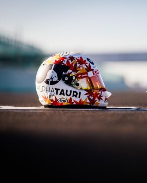 Yuki Tsunoda Instagram - Fresh new lid for 2023! 🍁
今年はこのヘルメットで戦います！

📸: @samovidic