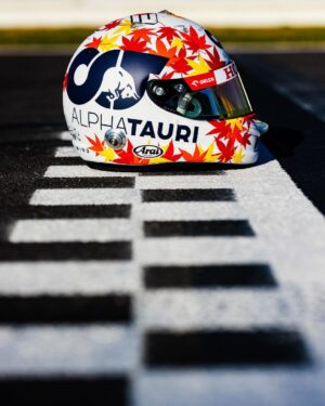 Yuki Tsunoda Instagram - Fresh new lid for 2023! 🍁
今年はこのヘルメットで戦います！

📸: @samovidic