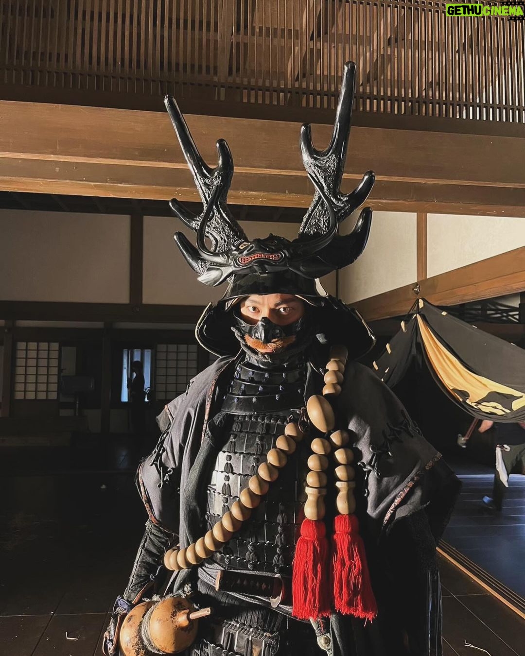 Yuki Yamada - 111.3K Likes - #どうする家康 最終回
時は流れて、人はいつか死にます
その中に、幸せもあれば
どれだけの苦しみを噛み締めるだろう
どんな仕事も、どんな人間も
今笑っている人も、
もしかしたら心では笑っていないかもしれない
心から笑えている瞬間など
何回あるだろう
自分が本当に幸せだと感じられる場所は…居場所は…
人の歴史にとやかく言うのは違う
それはただ、彼らはきっと
自分や誰かのために戦ったんだと思う
いつか
本当に平和な世の中が来るようにと
どうする家康スタッフの皆様
ありがとう
キャストの皆様
ありがとう
家臣団の皆様
本当にありがとうございました
そして、殿
ありがとうございます
あなたのおかげで
本多平八郎忠勝、戦い抜けました
わしは生きた
写真の中に
沖縄の人がひとり…
@nhk_ieyasu
@jun.matsumoto_ieyasu