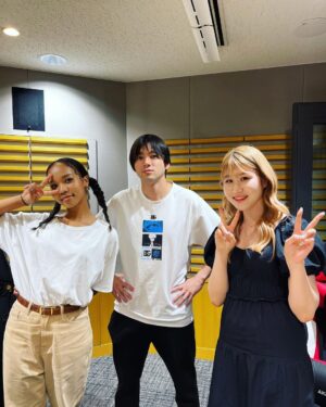 Yuki Yamada Instagram - #山田裕貴ANNX 今日は #LittleGleeMonster の
かれんさんとmiyouさんが🎙️
『 #今この瞬間を 』のMVに出演させてもらった
ご縁です

#先輩風吹かすなよおれ 
#ポーズがダサいおれ